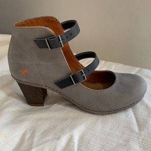 The Art Company Meet Size 39/8 grey leather pumps